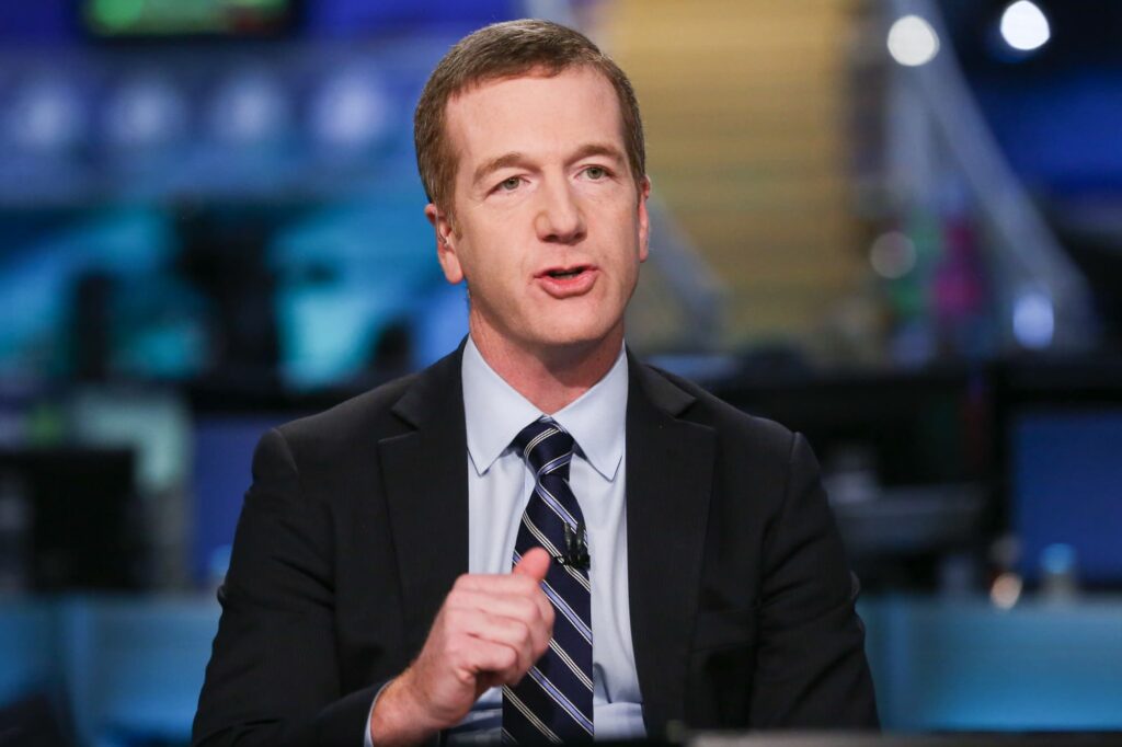 Bitcoin briefly climbs above $28,000 as banking crisis sparks weekend rally