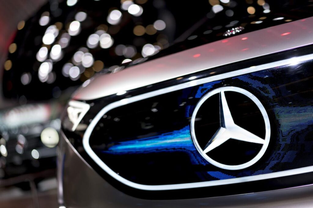 Kuwait Wealth Fund Sells €1.4 Billion of Mercedes Shares