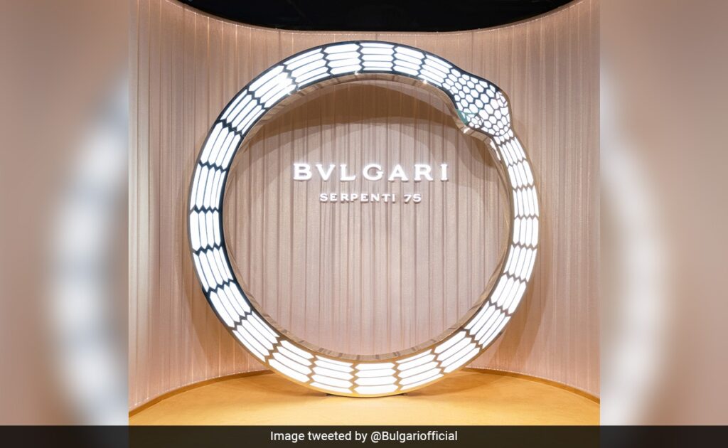 3 Men On Bikes Rob Luxury Jewellery Store In Paris In Broad Daylight