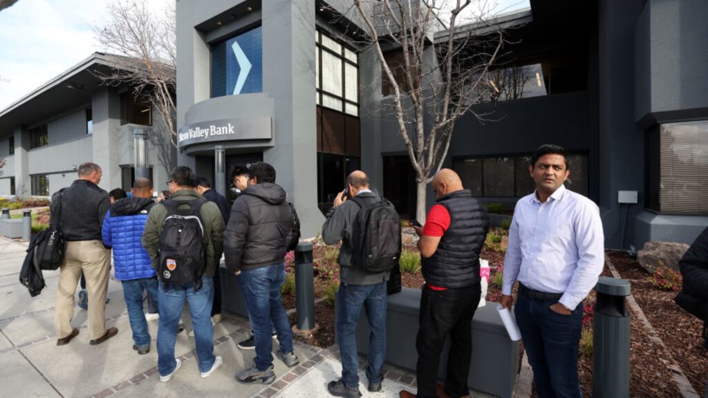 Social media raises bank run risk, fueled SVB's collapse, paper says