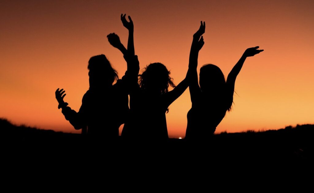 3 Women In China Team Up To Send