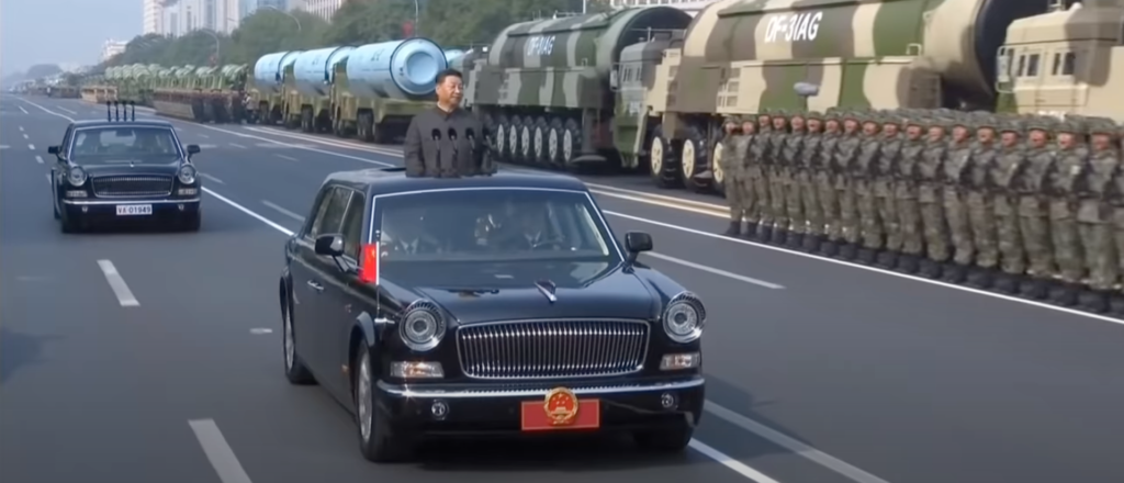 Chinese Vice-President Xi Jinping (C) ki