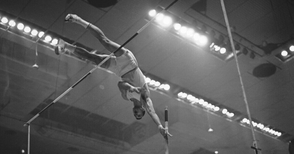 John Uelses, First to Pole-Vault 16 Feet, Is Dead at 85