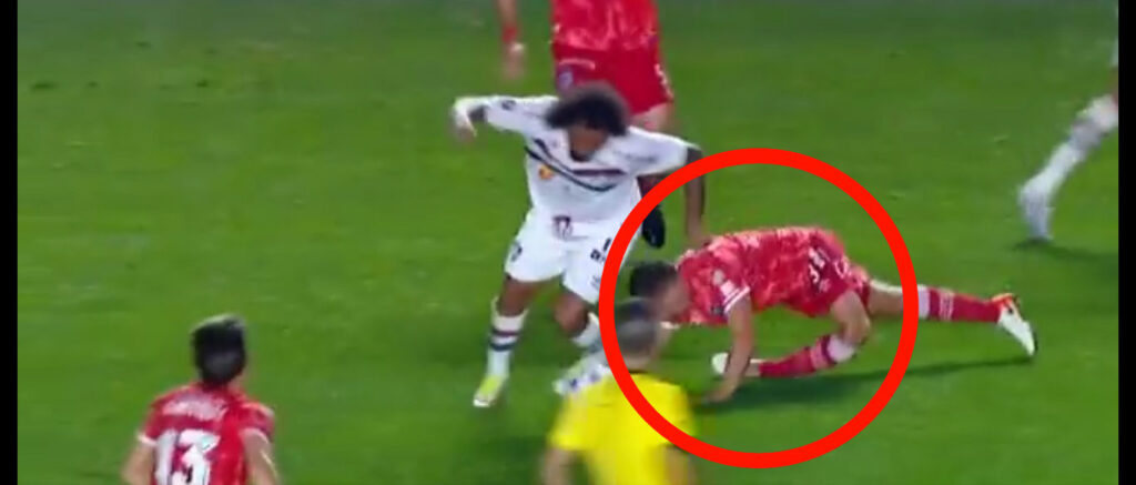 Luciano Sánchez of the Argentinos Juniors soccer team fully dislocated his left knee Tuesday in a Copa Libertadores game in Buenos Aires, Argentina. [Twitter/Screenshot/Public — @FutebolizeiN]