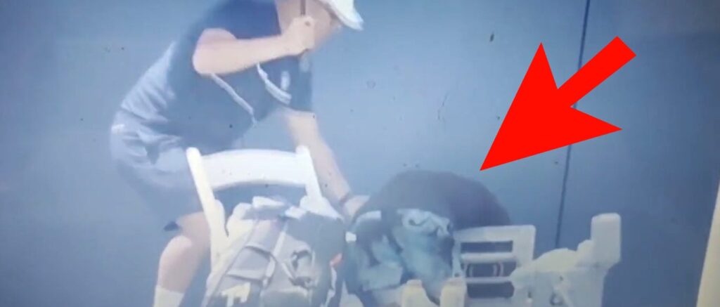 Tennis star Yibing Wu was forced to retire from a match Monday after he collapsed just weeks following his faint at Wimbledon. [Twitter/Screenshot/Public — @anteseraSQ]