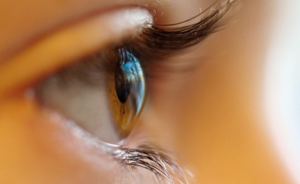 UK Woman Almost Loses Vision After Contact Lenses Cause An Ulcer On Her Eye