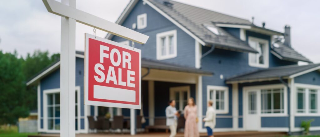 Young,Couple,Visiting,A,Potential,New,Home,Property,With,Professional