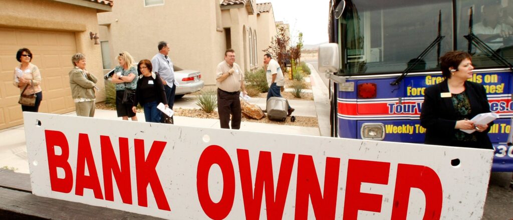 Real Estate Brokers Lead Bus Tour Of Foreclosed Homes In Vegas Area