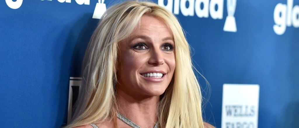 Britney Spears Reportedly Barked, Screamed, Walked Around A Restaurant Holding A Knife