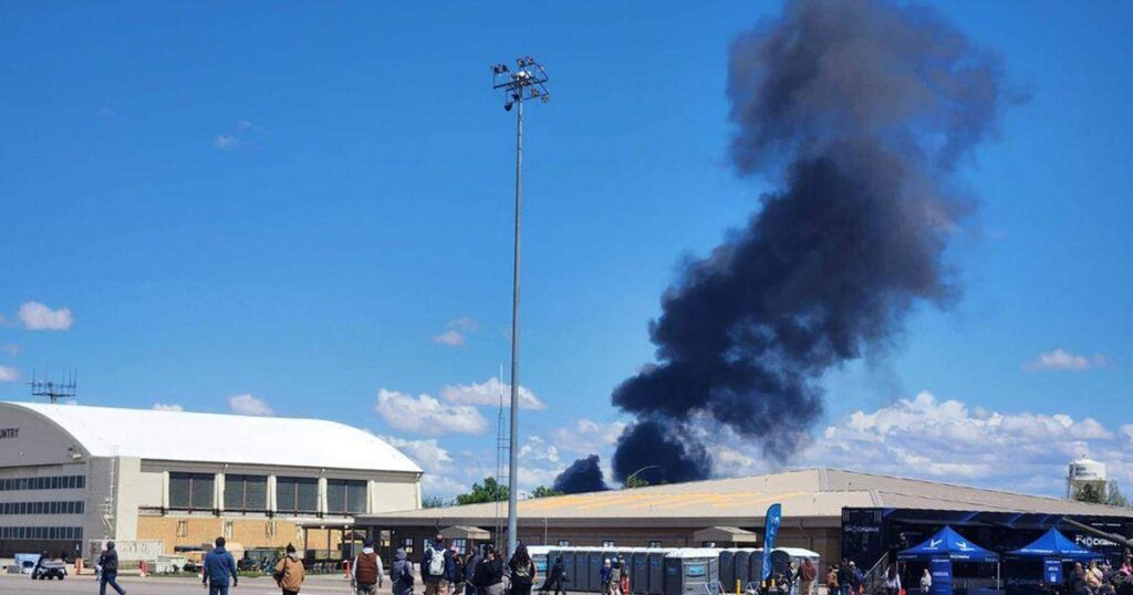 Horrifying Footage Shows 2 Navy Jets Crashing Mid-Air As Spectators Watch Horrifying Footage Shows 2 Navy Jets Crashing Mid-Air As Spectators Watch