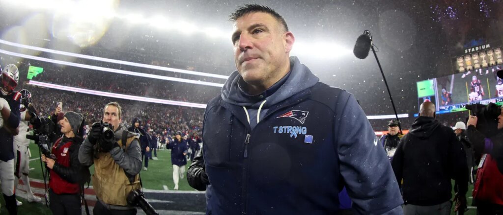 Patriots’ Mike Vrabel Bombarded With Scandal Questions In Airport Video After Allegedly Cheating With Dianna Russini