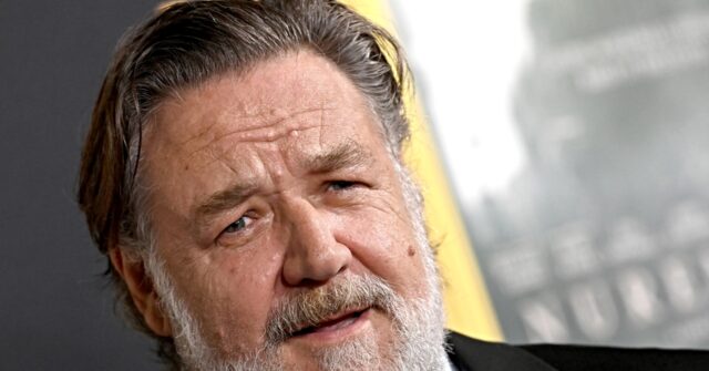 Video of Russell Crowe Calming Crazed Crowd of Excited Fans Awaiting Autographs Goes Viral