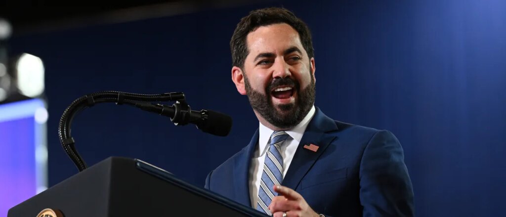 6 Republicans Defy GOP Leadership By Locking Arms With Democrats To Push For More Ukraine Funding