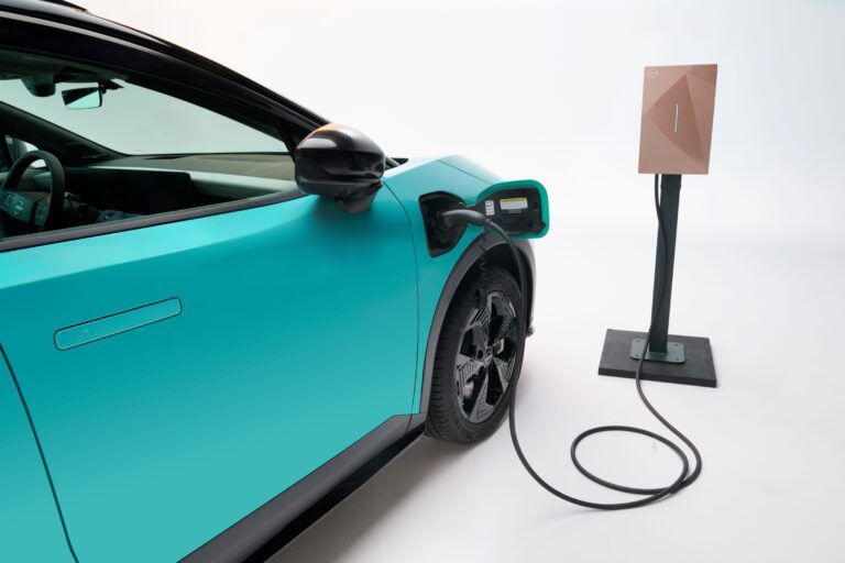 Nissan and Valeo sign contract for bidirectional charging stations Nissan and Valeo sign contract for bidirectional charging stations