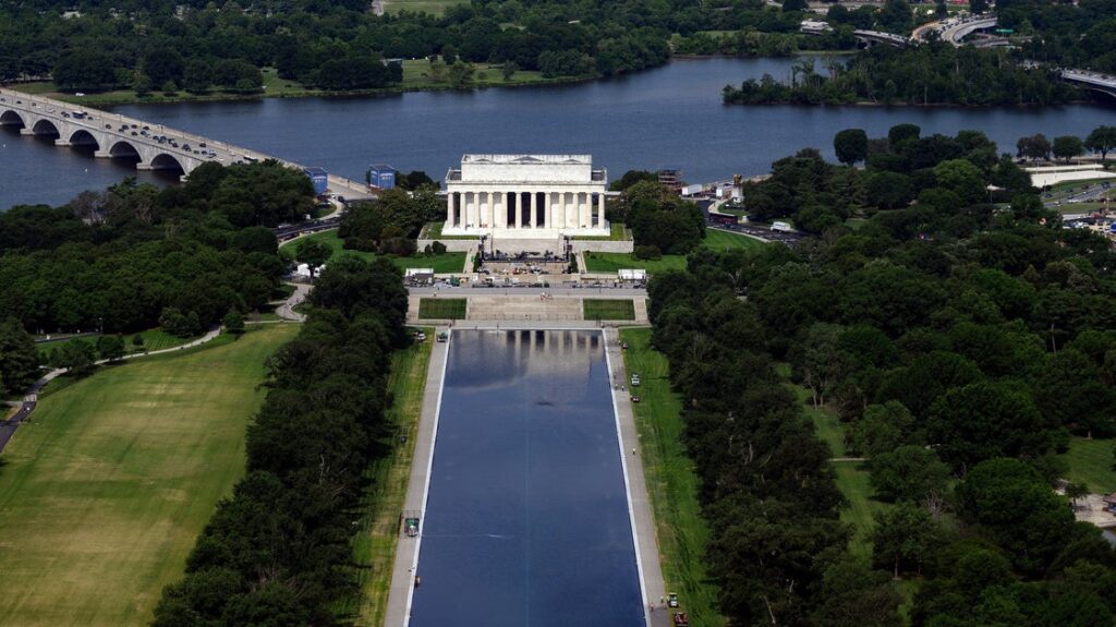 Trump’s Massive Reflecting Pool Overhaul Already Has A Very Visible Problem Trump's Massive Reflecting Pool Overhaul Already Has A Very Visible Problem