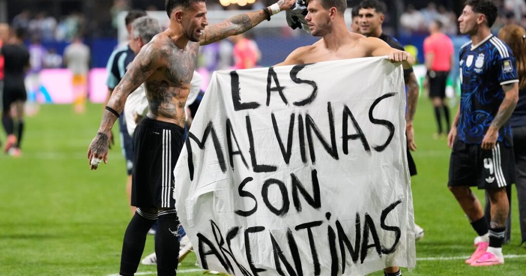 British Government Urges FIFA To Investigate Argentina Over Political Banner At World Cup British Government Urges FIFA To Investigate Argentina Over Political Banner At World Cup