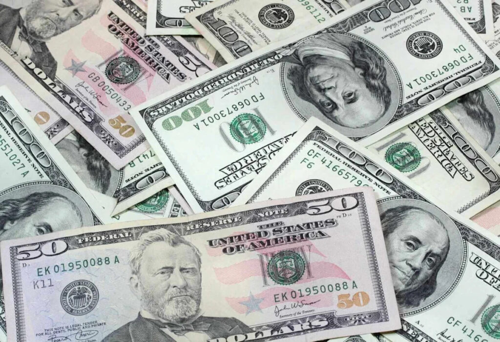 Dollar Rises With T-note Yields