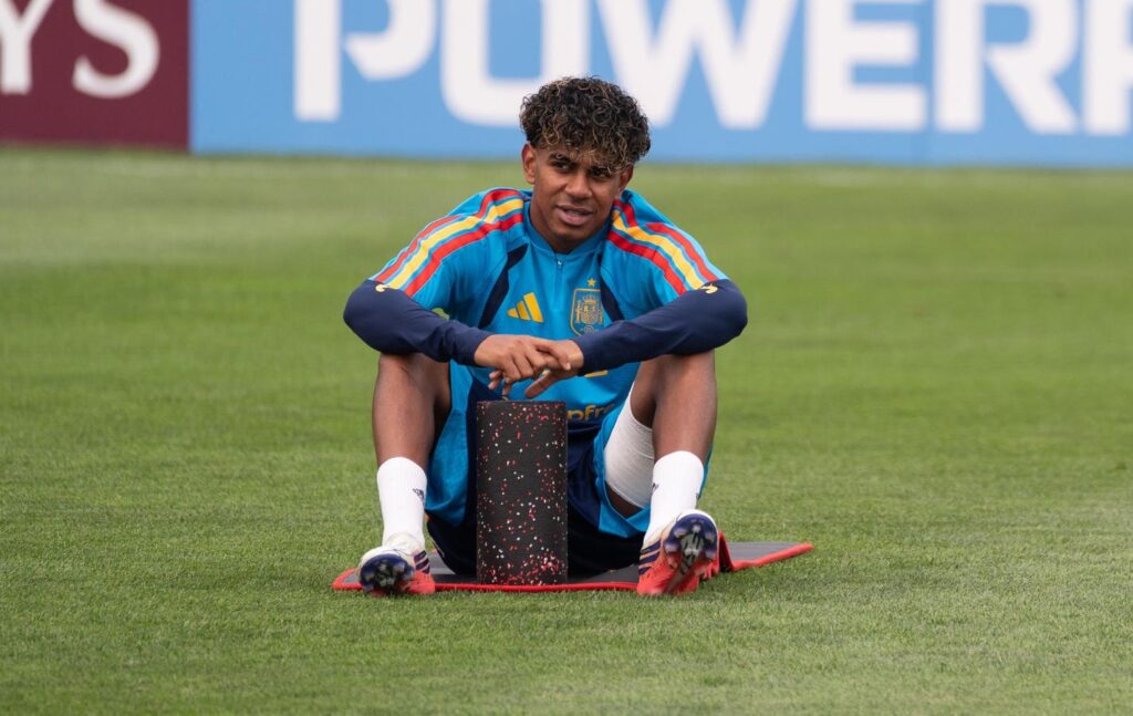 Lamine Yamal Skips Spain’s Drills Thursday, Raising Injury Concerns Lamine Yamal Skips Spain’s Drills Thursday, Raising Injury Concerns