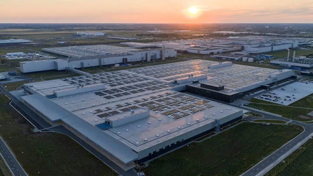 Mercedes-Benz expands Hungarian plant with €1bn investment Mercedes-Benz expands Hungarian plant with €1bn investment