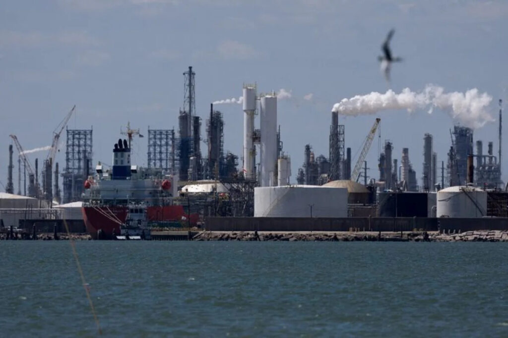Oil falls after OPEC+ agrees to raise output targets Oil falls after OPEC+ agrees to raise output targets