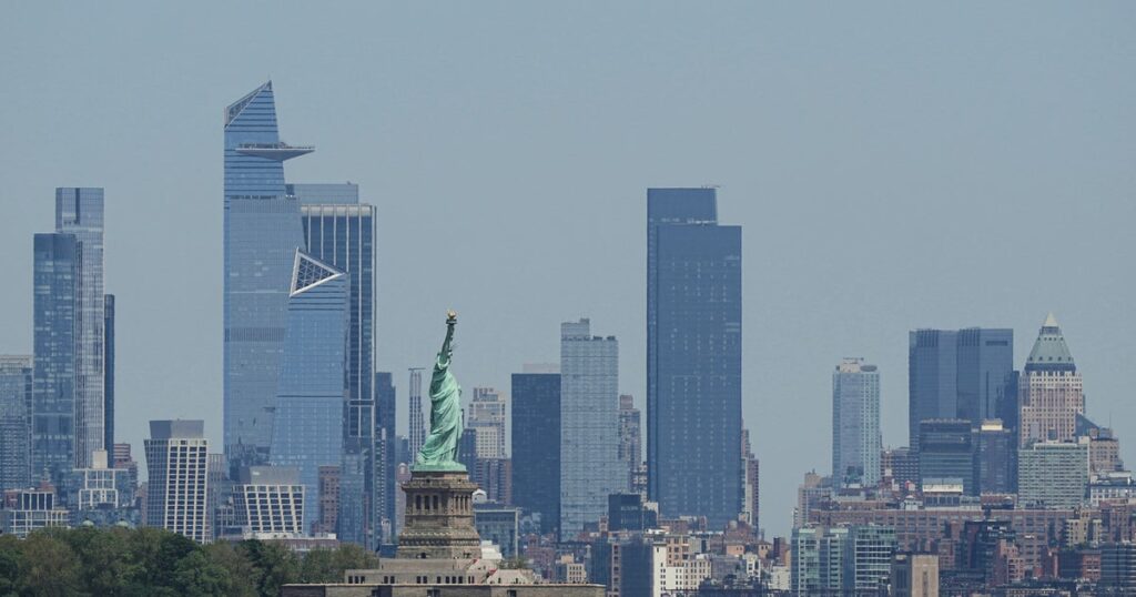 Boat Capsizes In New York Harbor, Woman And 5-Month-Old Baby Die Boat Capsizes In New York Harbor, Woman And 5-Month-Old Baby Die