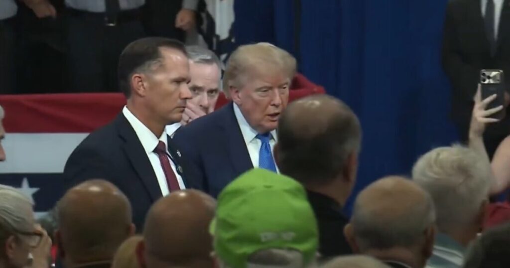 President Trump Personally Walks Off Stage to Comfort Grieving Parents of 12-Year-Old Bronx Shooting Victim (VIDEO) President Trump Personally Walks Off Stage to Comfort Grieving Parents of 12-Year-Old Bronx Shooting Victim (VIDEO)
