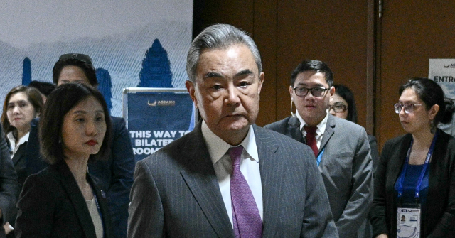 China Pressures Iran to Open Strait of Hormuz as Foreign Minister Visits Beijing
