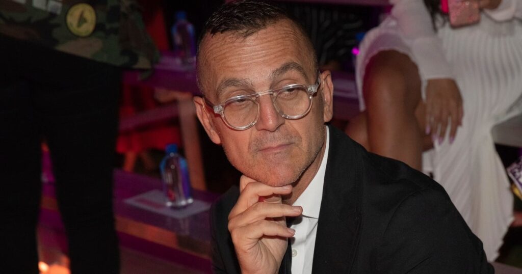 Fashion Exec Resigns After Physically Restraining Animal Rights Protesters Fashion Exec Resigns After Physically Restraining Animal Rights Protesters