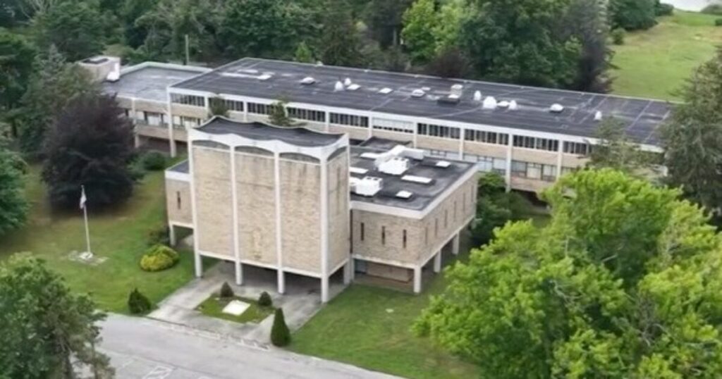 Long Island Town Approves Creation of Controversial Muslim School for Boys – With One Catch * The Gateway Pundit * by Mike LaChance Long Island Town Approves Creation of Controversial Muslim School for Boys – With One Catch * The Gateway Pundit * by Mike LaChance