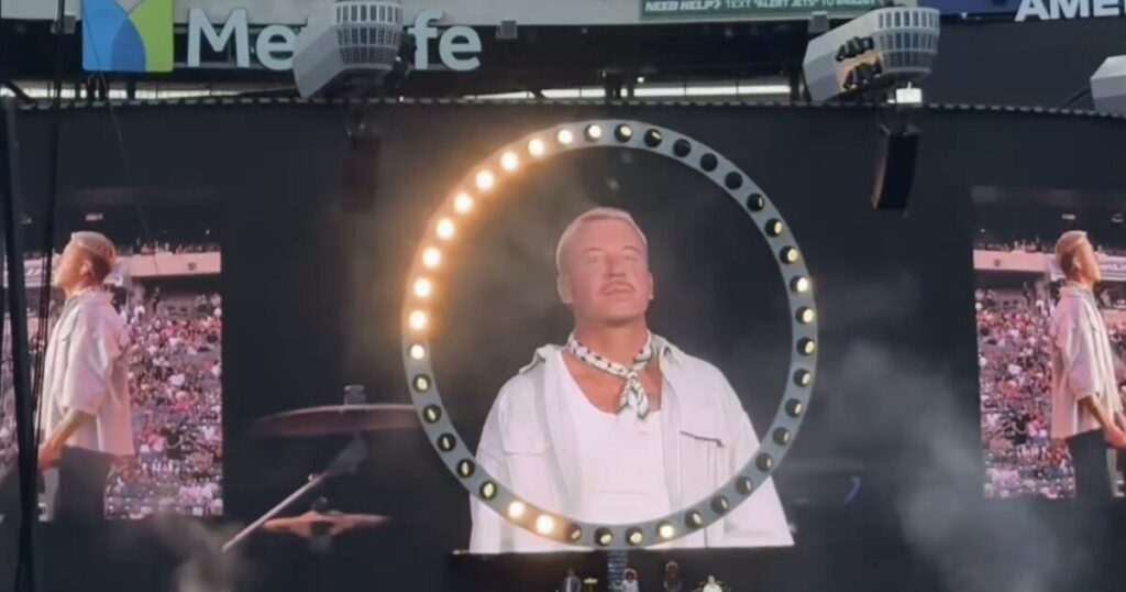 Rapper Macklemore Calls ICE a “Terrorist Organization” During Rant at Ed Sheeran Concert (VIDEO) * The Gateway Pundit * by Jordan Conradson Rapper Macklemore Calls ICE a “Terrorist Organization” During Rant at Ed Sheeran Concert (VIDEO) * The Gateway Pundit * by Jordan Conradson