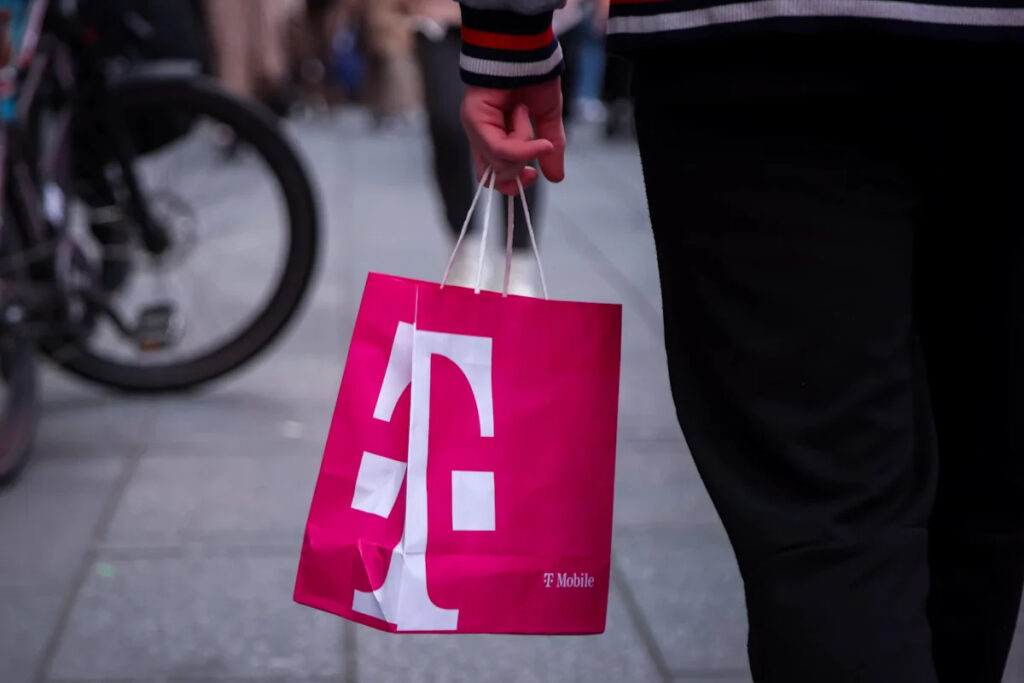T-Mobile and Verizon face a new broadband rival T-Mobile and Verizon face a new broadband rival